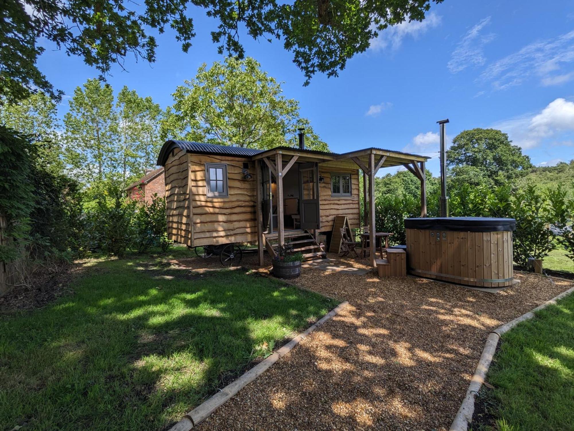 Apartment Hut In The Forest *